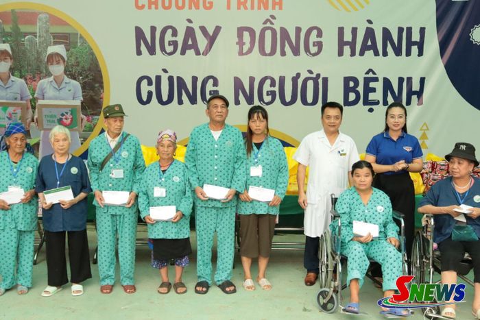 Chi đoàn Báo và phát thanh, Truyền hình Sơn La trao quà cho các bệnh nhân có hoàn cảnh khó khăn.