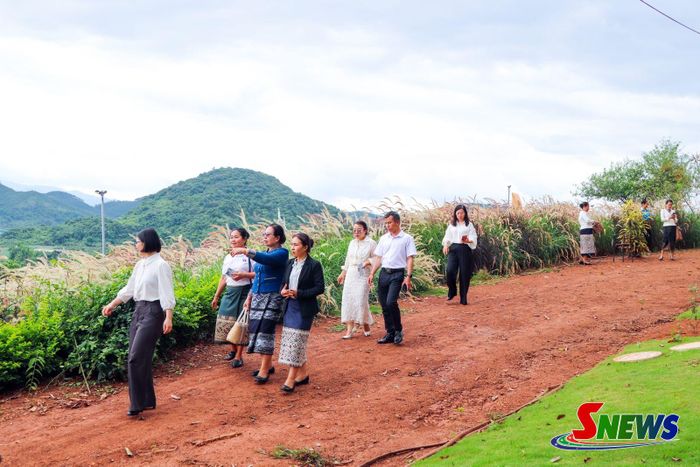Đoàn công tác tham quan khu du lịch Rừng Vàng.