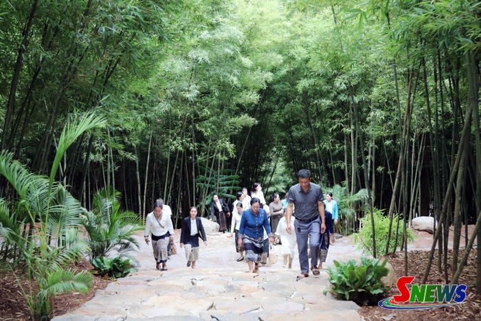 Đoàn Hội LHPN 3 tỉnh nước bạn Lào cũng đã đi thăm một số điểm du lịch và mô hình Du lịch Rừng vàng, phường Chiềng Sinh.