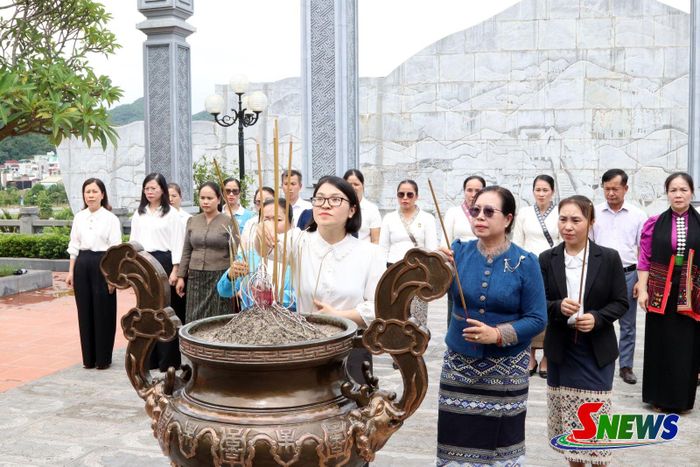 Đoàn công tác dâng hương tại Đền thờ Bác Hồ.