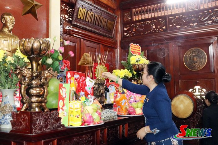 Đoàn công tác dâng hương tại Nhà tưởng niệm các Anh hùng liệt sĩ Nhà tù Sơn La.