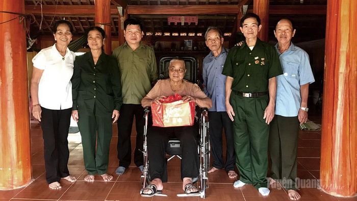 Hội cựu TNXP tỉnh tặng xe lăn và quà cho hội viên có hoàn cảnh khó khăn tại xã Lực Hành.
