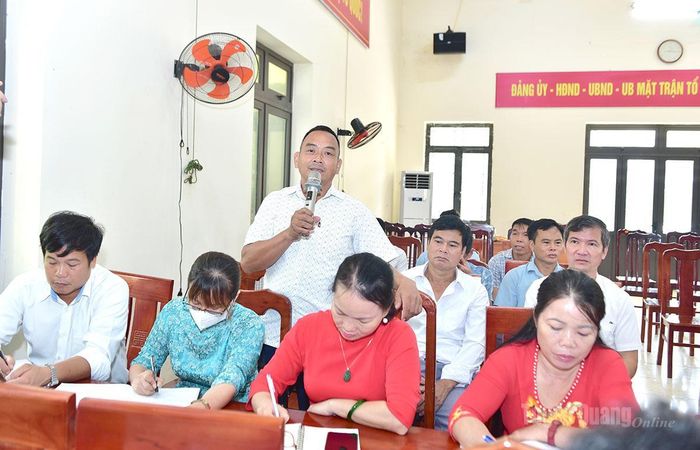 Đồng chí Lý Văn Súa, Bí thư Chi bộ thôn Tân An phát biểu thảo luận tại hội nghị.