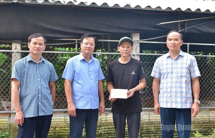 Trưởng Ban Tổ chức Tỉnh ủy Trần Quang Minh tặng quà, động viên hộ anh Âu Dương Phong nhân dịp tham quan mô hình nuôi hươu của gia đình.