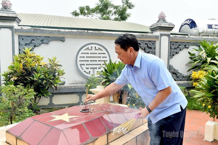 Đồng chí Bí thư Tỉnh ủy Hầu A Lềnh thắp hương phần mộ Mẹ Việt Nam Anh hùng tại Nghĩa trang liệt sĩ tỉnh.