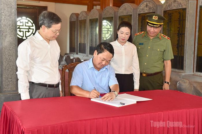 Đồng chí Bí thư Tỉnh ủy Hầu A Lềnh viết lưu bút tại Nhà tưởng niệm các Anh hùng liệt sĩ Nghĩa trang liệt sĩ tỉnh.