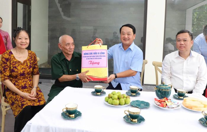 Bí thư Tỉnh ủy Hầu A Lềnh tặng quà cho ông Hà Hoa Bắc