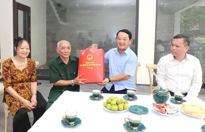Thừa ủy quyền của Thủ tướng Chính phủ, Bí thư Tỉnh ủy Hầu A Lềnh tặng quà của Chính phủ cho ông Hà Hoa Bắc.