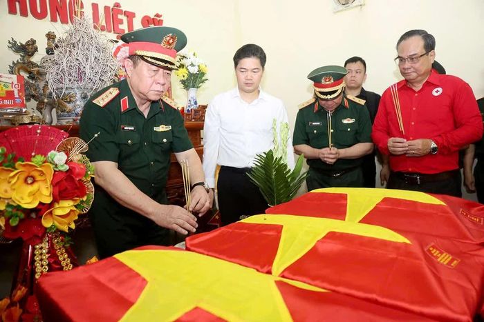 Đại tướng Nguyễn Trọng Nghĩa thắp hương các hài cốt Liệt sĩ tại Đội Tìm kiếm, quy tập hài cốt liệt sĩ, Bộ Chỉ huy Quân sự tỉnh Tuyên Quang.