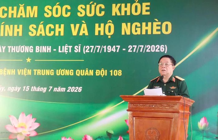 Đại tướng Nguyễn Trọng Nghĩa, Ủy viên Bộ Chính trị, Bí thư Trung ương Đảng, Ủy viên Thường vụ Quân ủy Trung ương, Chủ nhiệm Tổng cục Chính trị Quân đội Nhân dân Việt Nam phát biểu tại buổi lễ tặng quà, chăm sóc sức khỏe cho đối tượng chính sách và hộ nghèo xã Thanh Thủy.