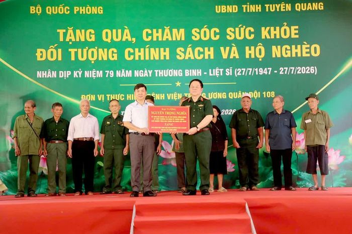 Đại tướng Nguyễn Trọng Nghĩa tặng quà, sữa trị giá hơn 200 triệu đồng cho học sinh xã Thanh Thủy.