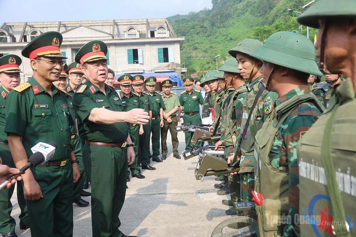 Đại tướng Nguyễn Trọng Nghĩa hỏi thăm tình hình công tác rà phá bom mìn Đội rà phá bom mìn ở xã Thanh Thủy thuộc Công ty TNHH MTV xử lý bom mìn 319, Tổng Công ty 319, Bộ Quốc phòng.