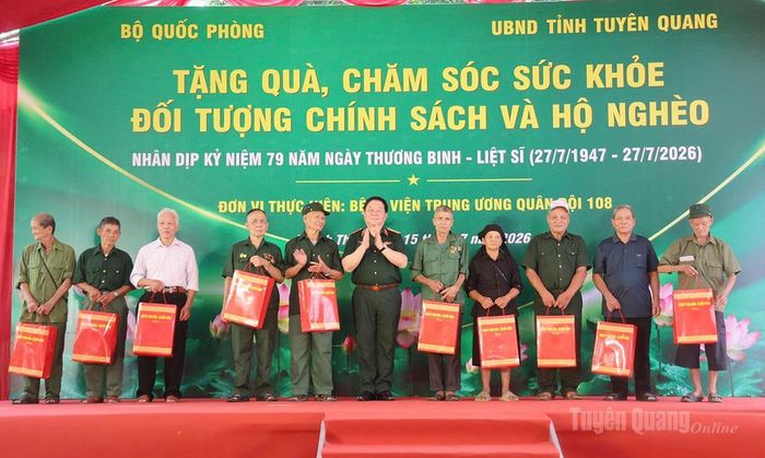 Đại tướng Nguyễn Trọng Nghĩa tặng quà cho đối tượng chính sách và hộ nghèo xã Thanh Thủy.
