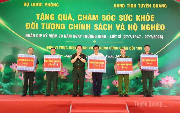 Đại tướng Nguyễn Trọng Nghĩa tặng quà cho cấp ủy, chính quyền xã Thanh Thủy và các đơn vị lực lượng vũ trang trên địa bàn xã.