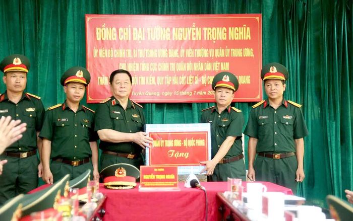 Đại tướng Nguyễn Trọng Nghĩa tặng quà Đội Tìm kiếm, quy tập hài cốt liệt sĩ, Bộ Chỉ huy Quân sự tỉnh Tuyên Quang.