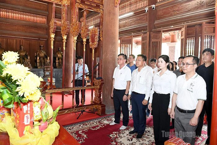 Đoàn công tác của Văn phòng Thành ủy Đà Nẵng và Văn phòng Tỉnh ủy Tuyên Quang dâng hương tại Khu tưởng niệm Chủ tịch Hồ Chí Minh và các vị tiền bối cách mạng.