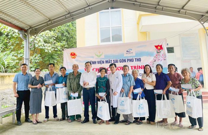 Bệnh viện mắt Sài Gòn Phú Thọ tặng quà cho các gia đình chính sách xã Kiến Thiết tại chương trình.
