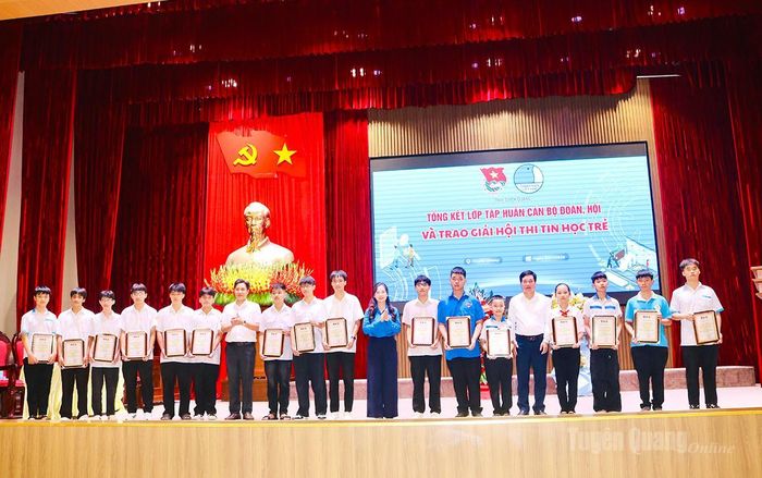 Đồng chí Dương Minh Nguyệt, Ủy viên Ban chấp hành Đảng bộ Tỉnh, Bí thư Tỉnh đoàn và đồng chí Nguyễn Việt Khánh, Phó Chủ tịch Ủy ban MTTQ Việt Nam tỉnh trao giải cho các thí sinh thuộc Bảng 1.