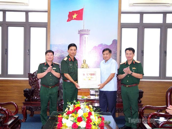 Đoàn công tác tặng quà tỉnh Tuyên Quang.