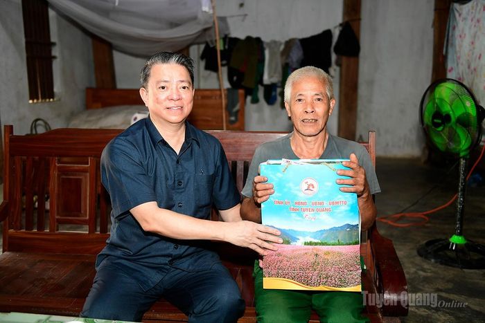 Đồng chí Trần Mạnh Lợi, Ủy viên Ban Thường vụ Tỉnh ủy, Trưởng ban Tuyên giáo và Dân vận Tỉnh ủy tặng quà cho ông Triệu Tiến Hưng, thương binh tỷ lệ tổn thương cơ thể 61%, thôn Thanh Tương 1, xã Nà Hang.