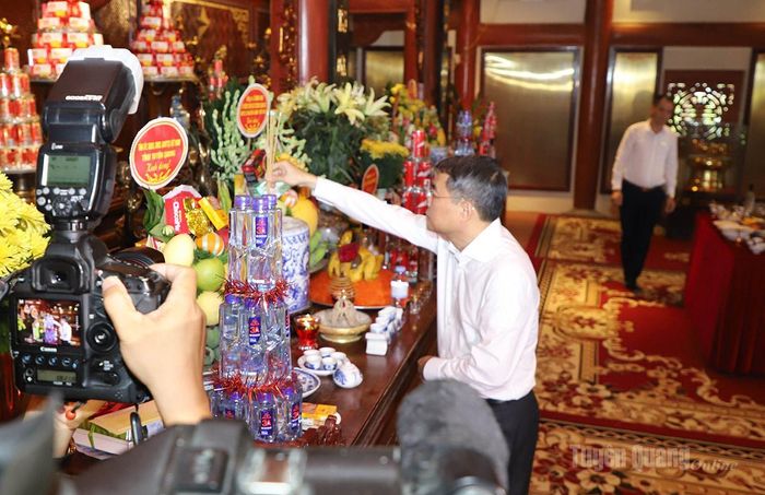 Thủ tướng Chính phủ Lê Minh Hưng thắp hương tri ân các Anh hùng Liệt sỹ tại Đền thờ các Anh hùng liệt sỹ trong khuôn viên Nghĩa trang Liệt sỹ Quốc gia Vị Xuyên.