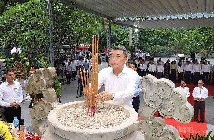 Thủ tướng Chính phủ Lê Minh Hưng dâng hương viếng các Anh hùng Liệt sỹ tại Tượng đài Tổ quốc ghi công.