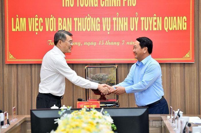 Đồng chí Bí thư Tỉnh ủy tặng Thủ tướng Lê Minh Hưng trà đặc sản của tỉnh Tuyên Quang.