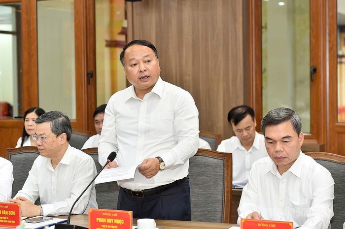 Đồng chí Phan Huy Ngọc, Chủ tịch UBND tỉnh báo cáo tại buổi làm việc.