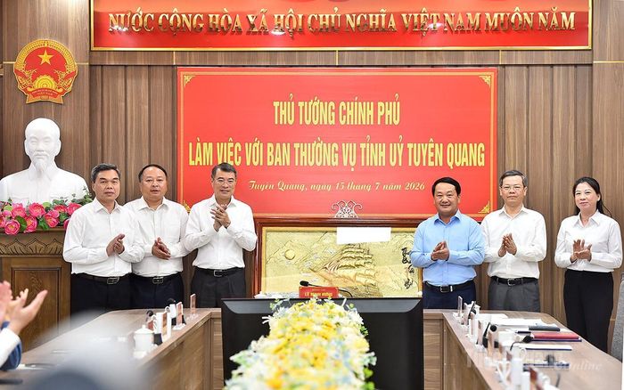 Thủ tướng Chính phủ Lê Minh Hưng tặng tỉnh bức tranh.