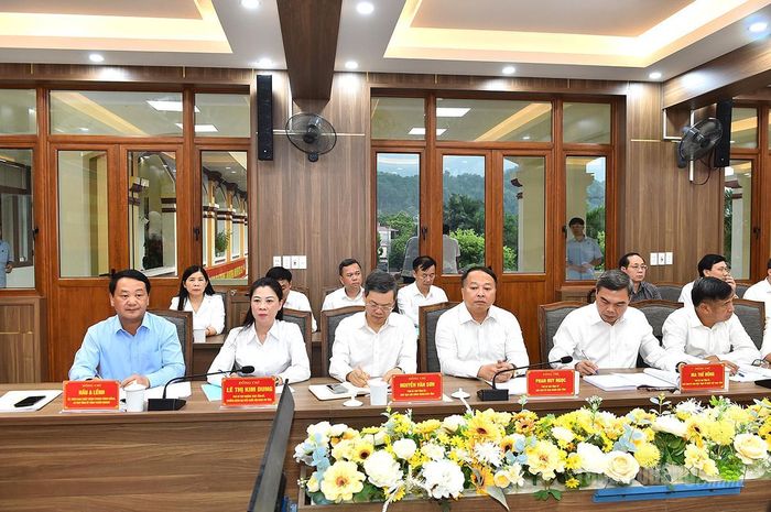 Các đồng chí Thường trực Tỉnh ủy tại buổi làm việc.
