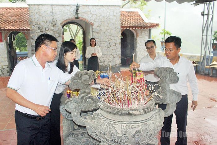 Đoàn công tác Văn phòng Thành ủy Đà Nẵng và Văn phòng Tỉnh ủy Tuyên Quang thành kính dâng hương tưởng niệm các Anh hùng liệt sĩ tại điểm cao 468, xã Thanh Thủy.