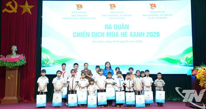 Ban Tổ chức trao quà cho thiếu nhi có hoàn cảnh khó khăn.