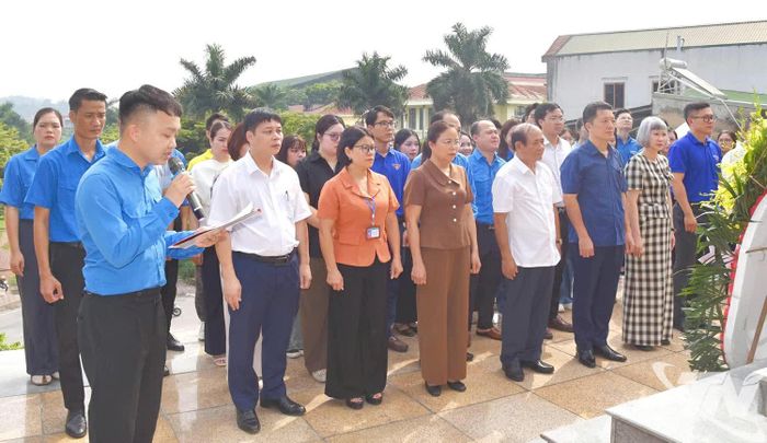 Các đại biểu dâng hương tại Đài tưởng niệm các Anh hùng liệt sĩ phường Đức Xuân.