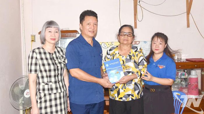 Đoàn đại biểu thăm, tặng quà các gia đình chính sách trên địa bàn phường Đức Xuân.
