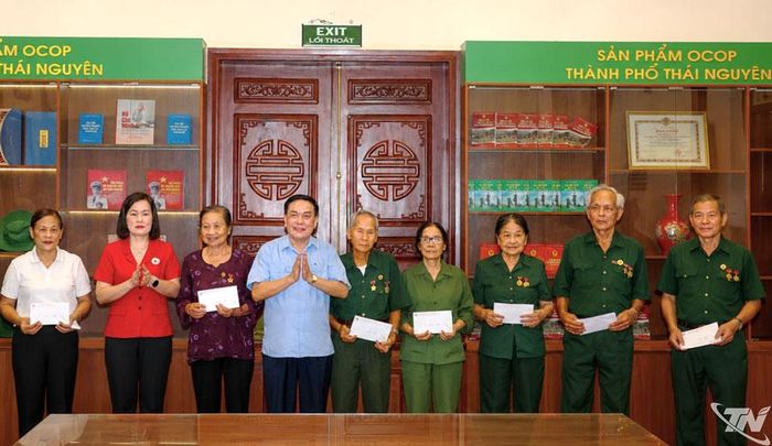 Khối thi đua tặng quà các cựu thanh niên xung phong có hoàn cảnh khó khăn.