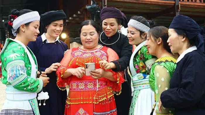 Các thành viên CLB Văn hóa Nghệ thuật đặc sắc xã Văn Lang.