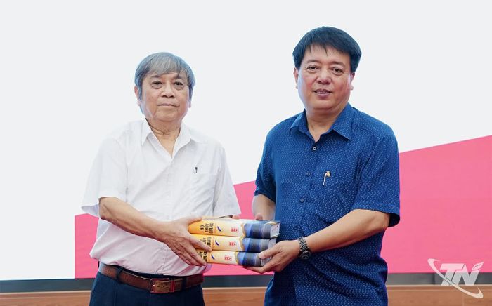 Nhà văn Hồ Thủy Giang trao tặng "Tuyển tập Hồ Thủy Giang" cho Giám đốc Bảo tàng tỉnh Thái Nguyên đại diện tiếp nhận.