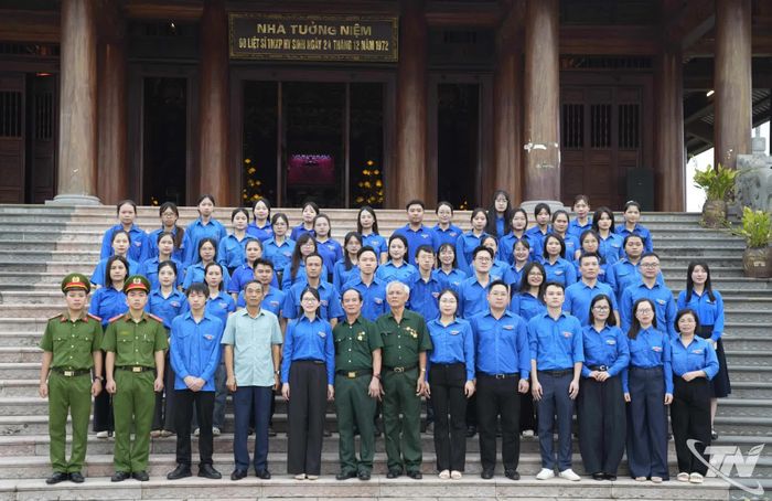 Các đại biểu chụp ảnh lưu niệm tại Khu di tích lịch sử Quốc gia 915.