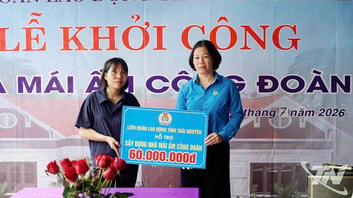 Lãnh đạo Liên đoàn Lao động tỉnh trao tiền hỗ trợ xây nhà mái ấm Công đoàn cho đoàn viên Bùi Thị Xen.