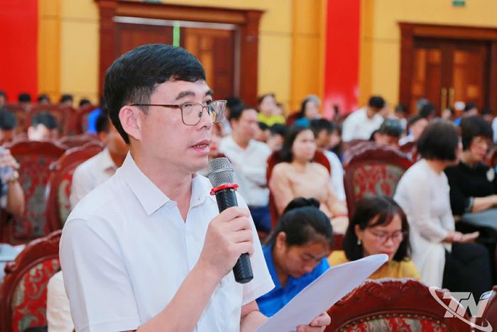 Đại biểu tham luận tại Hội nghị.