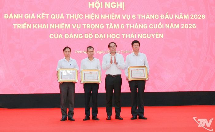 Đồng chí Bí thư Tỉnh ủy trao Bằng khen cho các cá nhân hoàn thành xuất sắc nhiệm vụ 5 năm liền, giai đoạn 2021-2025.