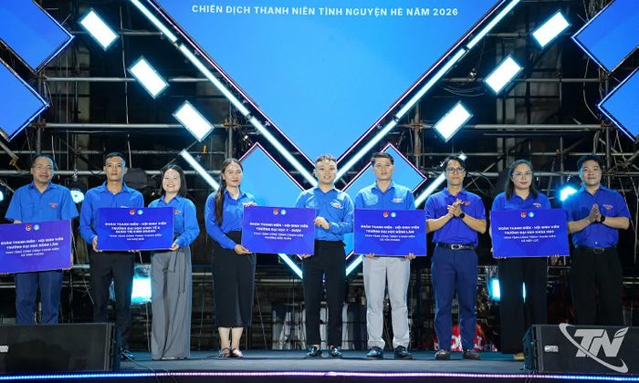 Trao biểu trưng công trình thanh niên dành cho các địa phương đồng hành trong Chiến dịch Thanh niên tình nguyện hè năm 2026.