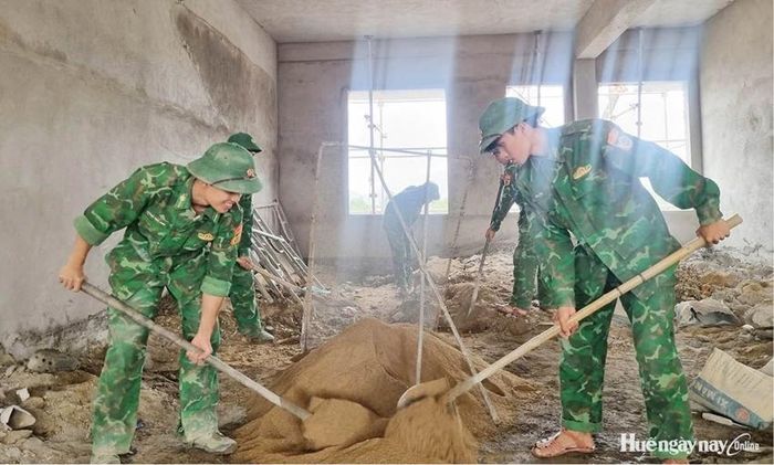  Cán bộ, chiến sĩ biên phòng tham gia xây dựng Trường phổ thông nội trú liên cấp tại xã A Lưới 4