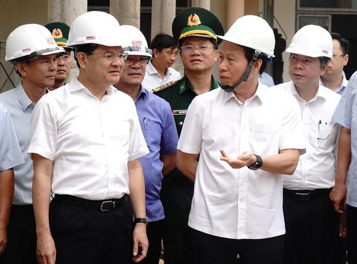 Phó Thủ tướng Chính phủ Lê Tiến Châu trao đổi với lãnh đạo thành phố về các hạng mục dự án 
