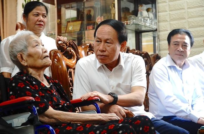  Phó Thủ tướng Chính phủ Lê Tiến Châu ân cần thăm hỏi sức khỏe bà Căn Lịch (sinh năm 1943, trú tại thôn Trường Sơn, xã A Lưới 2), Anh hùng Lực lượng vũ trang nhân dân