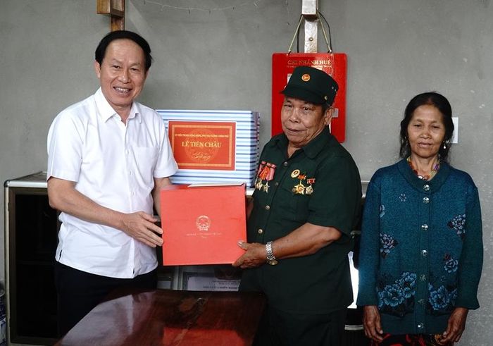 Phó Thủ tướng Chính phủ Lê Tiến Châu tặng quà gia đình ông Hồ Văn Cường (sinh năm 1947, trú tại thôn Bốt Đỏ, xã A Lưới 3)
