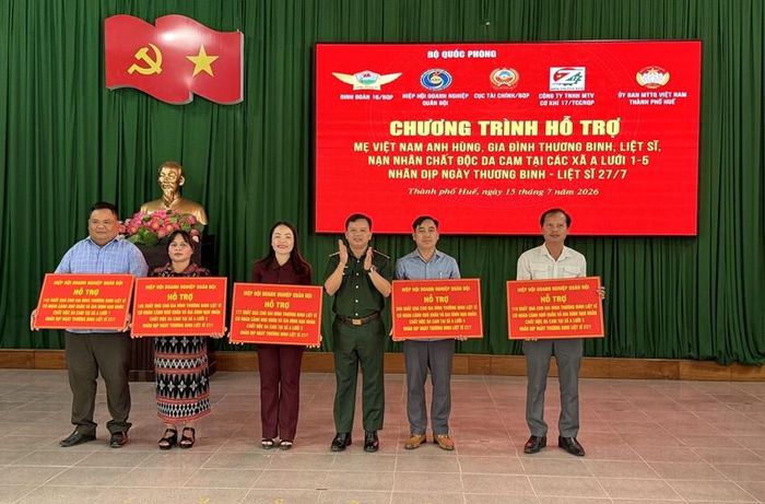 Trao 800 suất quà trị giá 400 triệu đồng đến các gia đình chính sách, hộ gia đình khó khăn 