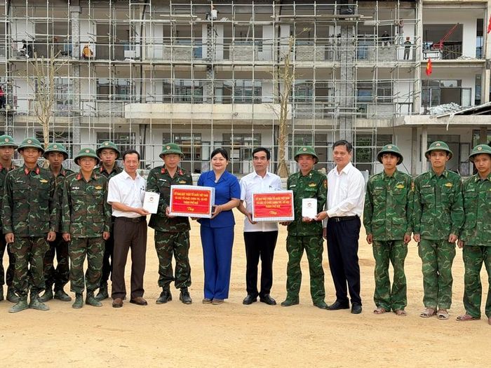  Tặng quà cán bộ chiến sĩ hỗ trợ xây dựng trường học tại A Lưới 4