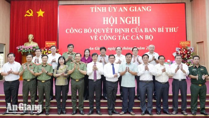 Các đồng chí lãnh đạo Ban Tổ chức Trung ương, Bộ Công an và lãnh đạo tỉnh An Giang tại Hội nghị công bố quyết định về công tác cán bộ (Ảnh: Báo và PTTH An Giang)