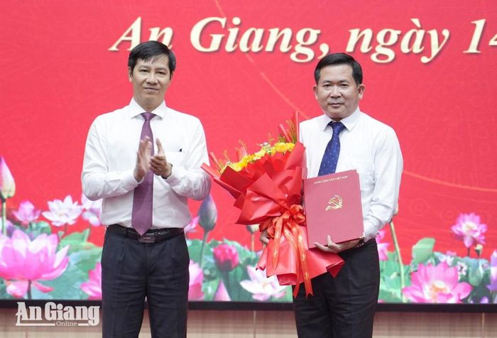 Phó trưởng Ban Tổ chức Trung ương Nguyễn Thành Tâm trao quyết định của Ban Bí thư cho Trung tướng Đinh Văn Nơi. (Ảnh: Báo và PTTH An Giang)